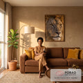Quadro Decorativo Grande Leão Olhar para Sala Dourado | quadros decorativos para sala de estar | close extremo do rosto de um leão com olhos âmbar e juba dourada | em ambiente 3 | Porao dos Quadros
