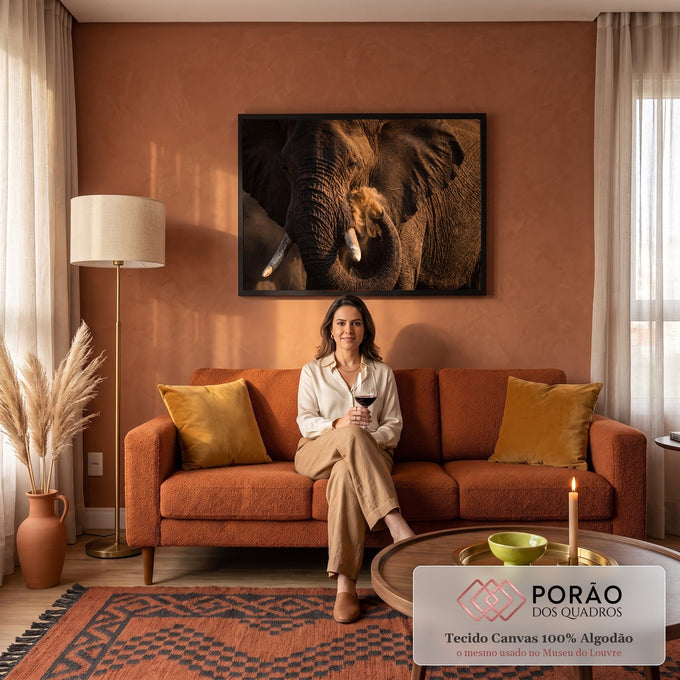 Elefante africano em close soprando poeira dourada com a tromba sob luz do entardecer, quadro decorativo