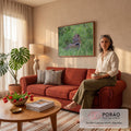 Leopardo deitado na grama verde com língua de fora e cauda enrolada, fotografia, quadro decorativo