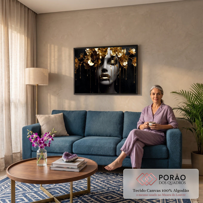 Rosto de mulher com lábios dourados, flores de ouro e gotas escorrendo sobre fundo preto, quadro decorativo
