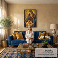 Quadro Decorativo Grande Nossa Senhora Crianças para Sala | quadros decorativos para sala de estar | Nossa Senhora com véu azul dourado abraçando duas crianças em oração sobre fundo mosaico dourado | em ambiente 3 | Porao dos Quadros