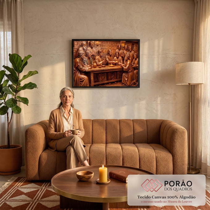 Quadro Decorativo Grande Última Ceia Madeira para Sala | quadros decorativos para sala de estar | Última Ceia em efeito de talha de madeira marrom com Jesus e apóstolos à mesa | em ambiente 3 | Porao dos Quadros