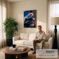Quadro Decorativo Grande Abraço para Sala Azul | quadros decorativos para sala de estar | dois homens se abraçando, um com capacete de corrida colorido e outro de macacão azul | em ambiente 3 | Porao dos Quadros