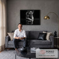 Quadro Decorativo Grande Cachorro Pastor para Sala Preto | quadros decorativos para sala de estar | pastor-alemão deitado em preto e branco com reflexo no chão escuro | em ambiente 3 | Porao dos Quadros