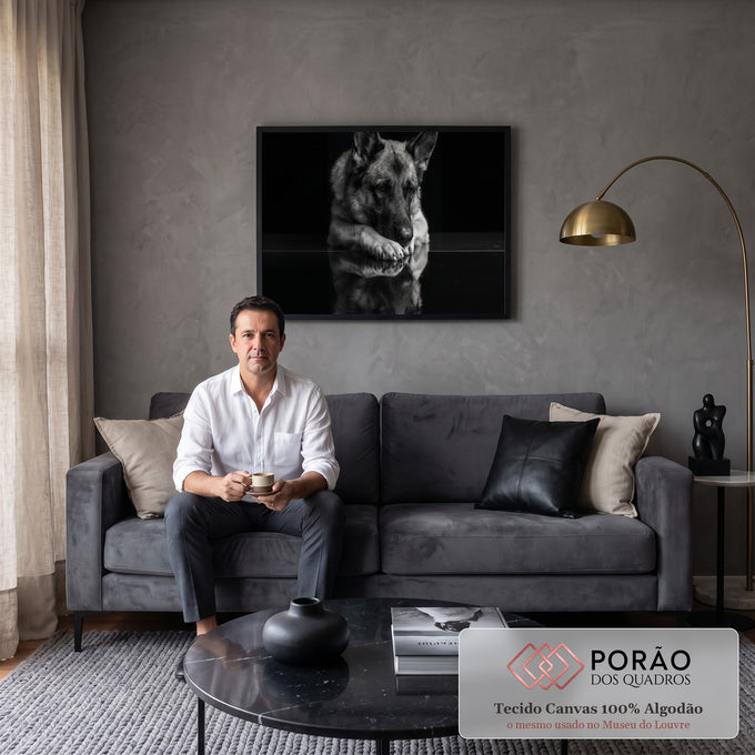 Quadro Decorativo Grande Cachorro Pastor para Sala Preto | quadros decorativos para sala de estar | pastor-alemão deitado em preto e branco com reflexo no chão escuro | em ambiente 3 | Porao dos Quadros