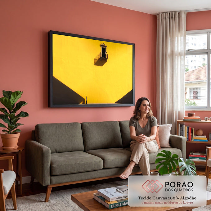 Quadro Decorativo Grande Varanda Amarela para Sala Amarelo | quadros decorativos para sala de estar | parede amarela com varanda de ferro, mulher observando e homem olhando para cima | em ambiente 3 | Porao dos Quadros