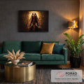 Quadro Decorativo Grande Mulher em Oração para Sala Dourado | quadros decorativos para sala de estar | mulher de véu bordado em oração com halo de luz dourada ao fundo escuro | em ambiente 3 | Porao dos Quadros