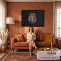 Rosto de leão de frente com juba em traços finos dourados sobre fundo preto, quadro decorativo