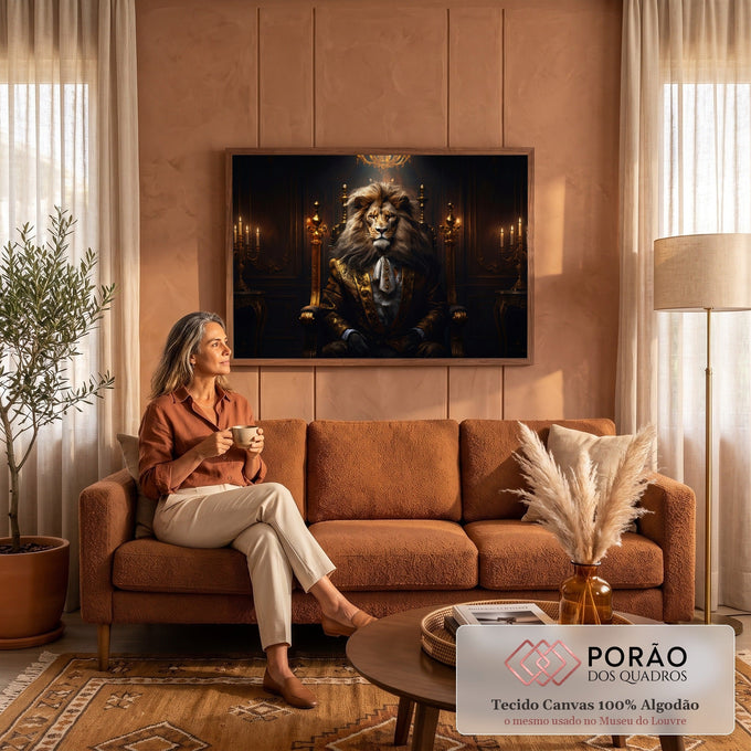 Leão vestido de nobre com casaco bordado a ouro sentado em trono entre velas e candelabros, quadro decorativo