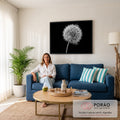Quadro Decorativo Grande Dente de Leão para Sala Preto | quadros decorativos para sala de estar | dente-de-leão em sementes com fiapos finos sobre fundo preto | em ambiente 3 | Porao dos Quadros