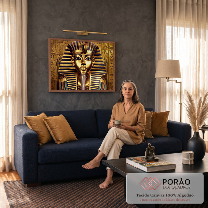 Máscara dourada do faraó Tutancâmon com nemes listrado azul e hieróglifos ao fundo, quadro decorativo