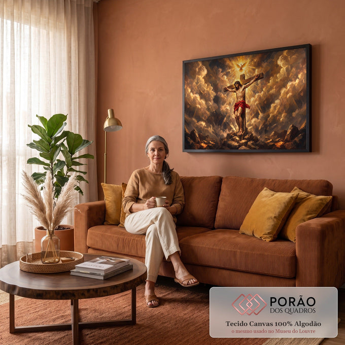 Quadro Decorativo Grande Jesus Crucificado Dourado para Sala | quadros decorativos para sala de estar | Jesus crucificado com manto vermelho sob pomba branca em luz dourada intensa | em ambiente 3 | Porao dos Quadros