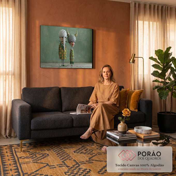 Casal surreal com cabeças de bolinhas e xadrez, chifres e roupas estampadas em fundo verde, quadro decorativo