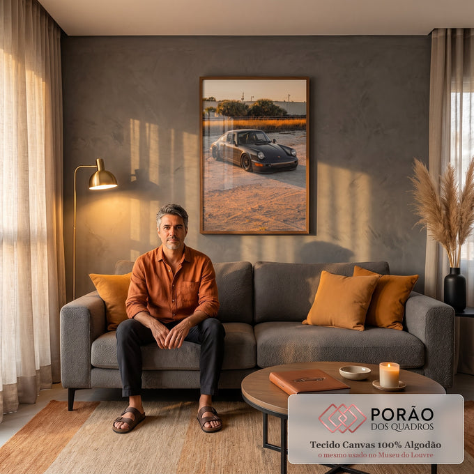 Porsche 911 clássico grafite na areia ao entardecer com capim dourado ao fundo, quadro decorativo