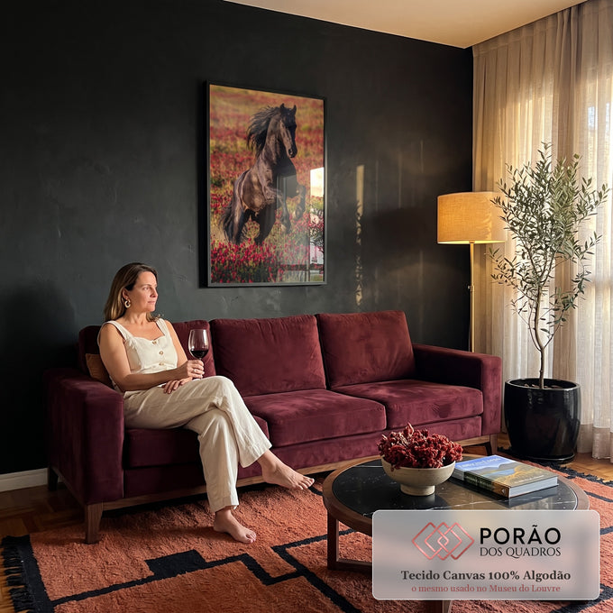Quadro Decorativo Cavalo Negro em Campo de Flores Vermelhas | quadros decorativos para sala de estar | cavalo preto empinado em campo de flores vermelhas com crina ao vento | em ambiente 3 | Porao dos Quadros