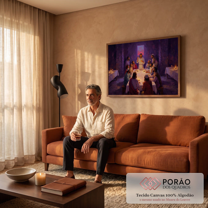 Quadro Decorativo Grande Última Ceia para Sala Roxo | quadros decorativos para sala de estar | Última Ceia com Jesus e doze apóstolos em cena iluminada por velas e tons roxos | em ambiente 3 | Porao dos Quadros