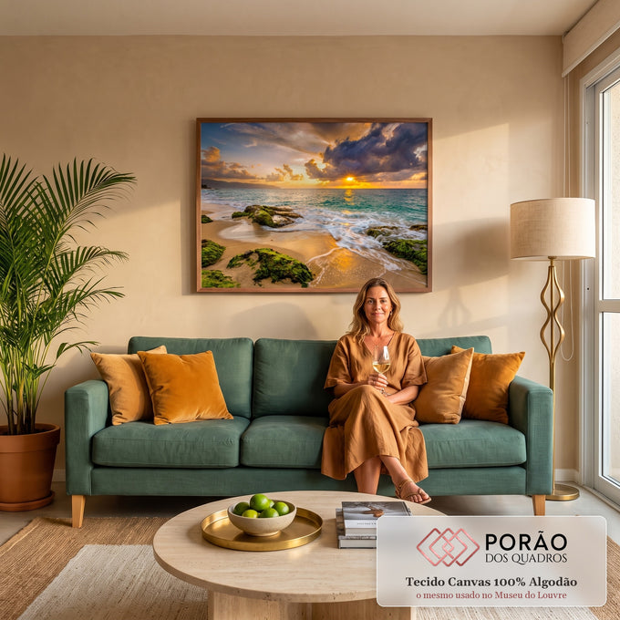 Praia ao pôr do sol com mar turquesa, ondas suaves e rochas cobertas de musgo verde, quadro decorativo