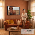 Fotografia em close de cavalo castanho olhando para a câmera em pasto seco desfocado, quadro decorativo