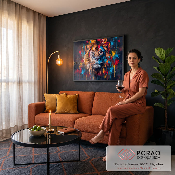Quadro Decorativo Grande Leão para Sala Preto | quadros decorativos para sala de estar | leão de frente com juba dourada e respingos de tinta colorida sobre fundo preto | em ambiente 3 | Porao dos Quadros
