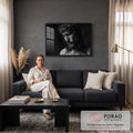 Jesus de cabeça baixa com coroa de espinhos, em fotografia preto e branco sobre fundo escuro, quadro decorativo