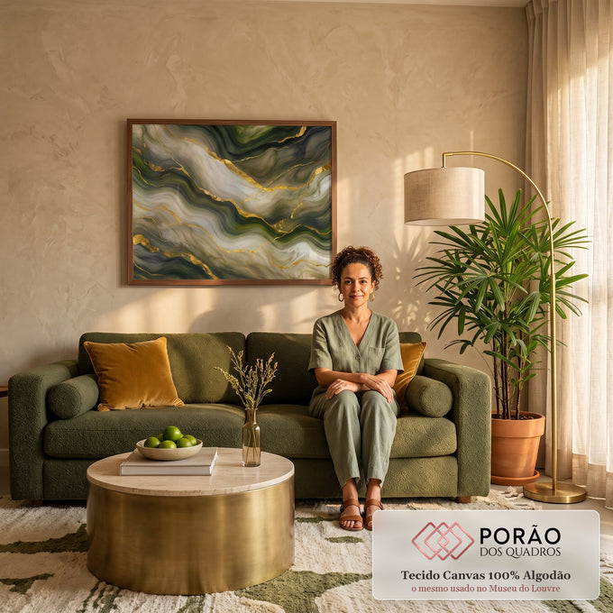 Abstrato em ondas de mármore verde oliva e creme cortadas por veios dourados, quadro decorativo