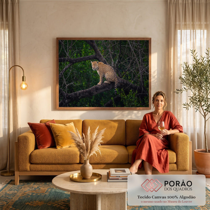 Quadro Decorativo Grande Onça Pintada Verde para Sala | quadros decorativos para sala de estar | onça pintada sentada em galho escuro, cercada por mata verde densa | em ambiente 3 | Porao dos Quadros