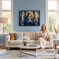 Nossa Senhora em prece com manto azul e auréola dourada sobre fundo geométrico, quadro decorativo