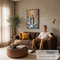 Quadro Decorativo Grande Nossa Senhora Nuvens para Sala | quadros decorativos para sala de estar | Nossa Senhora de manto azul orando sobre o globo terrestre com pomba de luz acima | em ambiente 3 | Porao dos Quadros