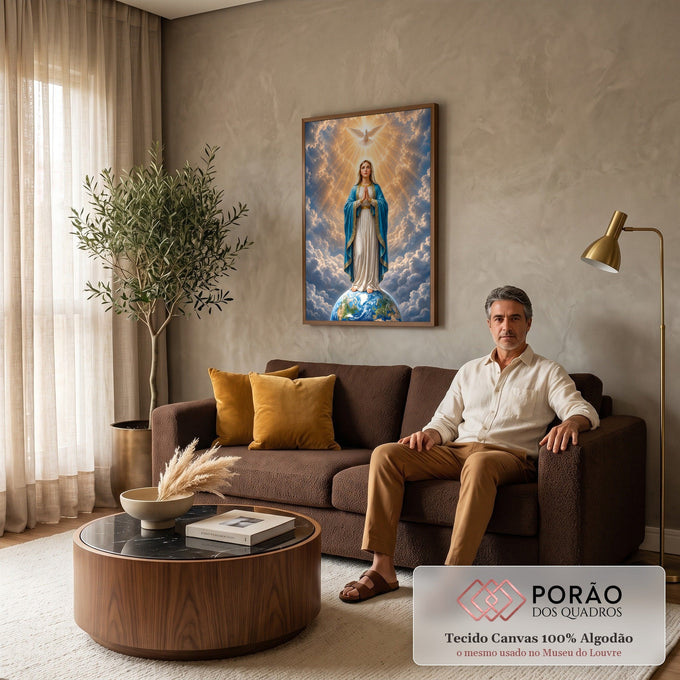 Quadro Decorativo Grande Nossa Senhora Nuvens para Sala | quadros decorativos para sala de estar | Nossa Senhora de manto azul orando sobre o globo terrestre com pomba de luz acima | em ambiente 3 | Porao dos Quadros