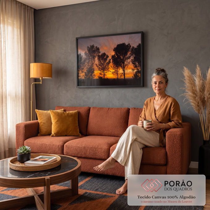 Quadro Decorativo Grande Pôr do Pinheiros para Sala | quadros decorativos para sala de estar | silhuetas de pinheiros contra céu laranja e roxo ao entardecer | em ambiente 3 | Porao dos Quadros