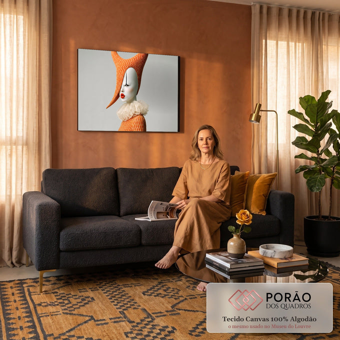 Mulher pierrô com chapéu laranja, lábios vermelhos e gola de renda em fundo cinza, quadro decorativo