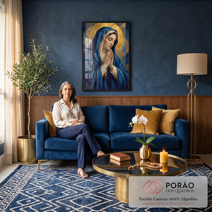 Quadro Decorativo Grande Nossa Senhora Geométrico para Sala | quadros decorativos para sala de estar | Nossa Senhora em oração com manto azul facetado e halo dourado geométrico | em ambiente 3 | Porao dos Quadros