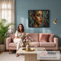 Rosto de mulher de olhos azuis com folhas de ouro, lábios vermelhos e besouro verde, quadro decorativo