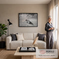 Quadro Decorativo Grande Barco com Palavra para Sala Preto | quadros decorativos para sala de estar | barco de madeira encalhado em terra rachada com a palavra home, céu nublado em preto e branco | em ambiente 3 | Porao dos Quadros