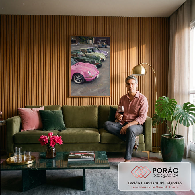 Pintura de Porsches 911 clássicos rosa, verde e lilás estacionados em pátio com tuk-tuk, quadro decorativo