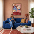 Quadro Decorativo Grande Pessoa Lendo para Quarto Vermelho | quadros decorativos para sala de estar | ilustração de pessoa deitada lendo revista na cama com pijama azul | em ambiente 3 | Porao dos Quadros