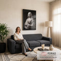 Quadro Decorativo Grande Mona Lisa para Sala Branco | quadros decorativos para sala de estar | escultura em mármore branco da Mona Lisa com mãos cruzadas sobre fundo preto | em ambiente 3 | Porao dos Quadros