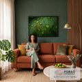 Quadro Decorativo Grande Gotas de Orvalho para Sala Verde | quadros decorativos para sala de estar | macro de folha verde com gotas de orvalho e nervuras alaranjadas | em ambiente 3 | Porao dos Quadros