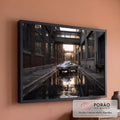 Corvette clássico prata em beco industrial de tijolos com reflexo na água ao pôr do sol, quadro decorativo