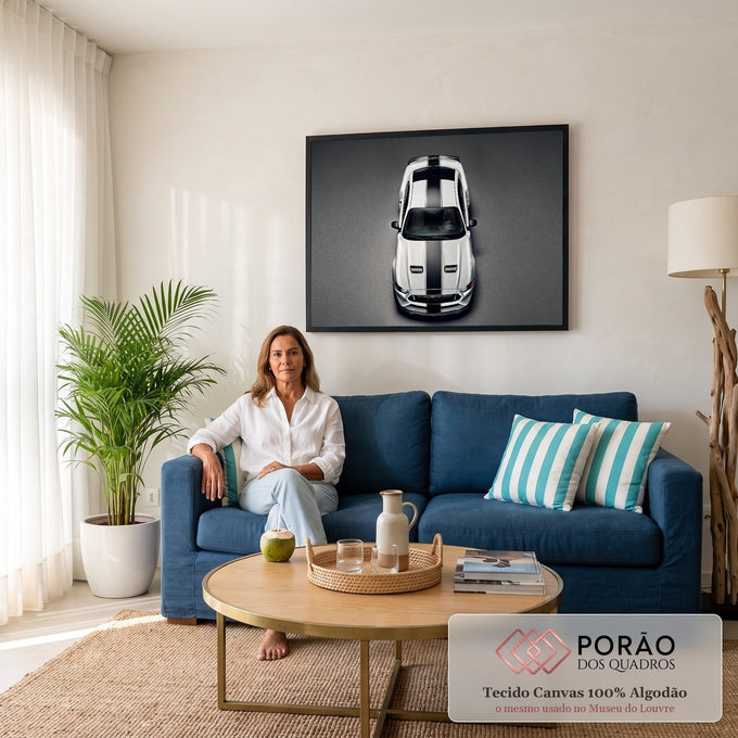 Mustang branco com faixas pretas de corrida visto de cima sobre fundo cinza, quadro decorativo