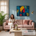 Quadro Decorativo Grande Mulher Africana Vermelho para Sala | quadros decorativos para sala de estar | mulher de perfil com pele vermelha e turbante amarelo entre folhas tropicais azuis | em ambiente 3 | Porao dos Quadros