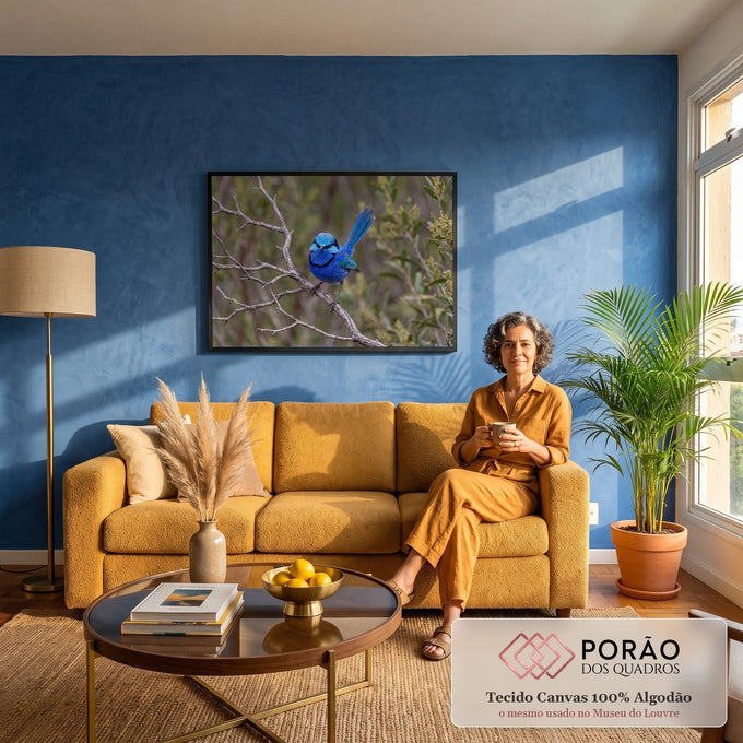 Pássaro fada-azul de cauda erguida pousado em galho seco com fundo verde desfocado, quadro decorativo