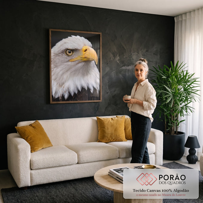 Águia-de-cabeça-branca em close, penas brancas, olho âmbar e bico amarelo, quadro decorativo