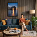 Sol se pondo através de arco de rocha no mar, reflexo dourado na água azul, quadro decorativo