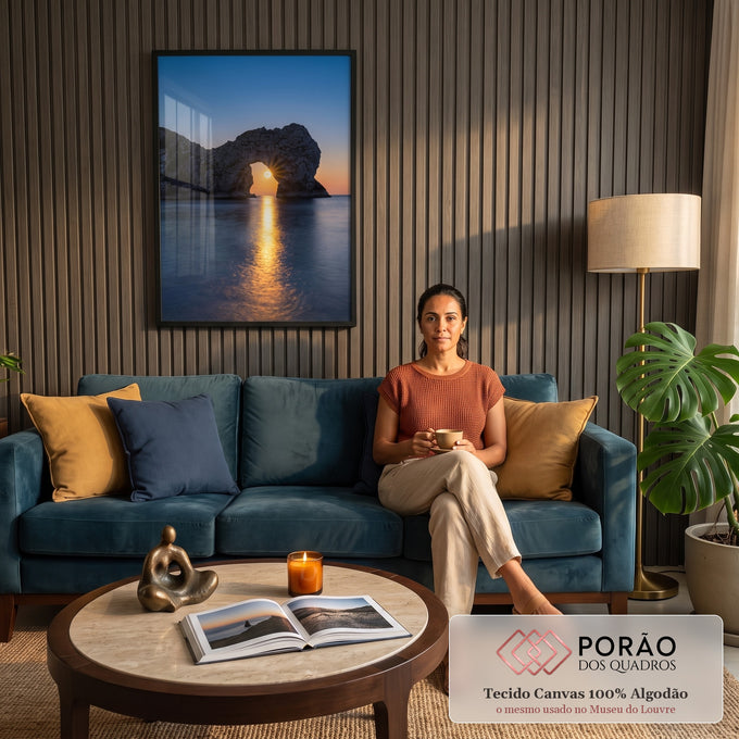 Sol se pondo através de arco de rocha no mar, reflexo dourado na água azul, quadro decorativo