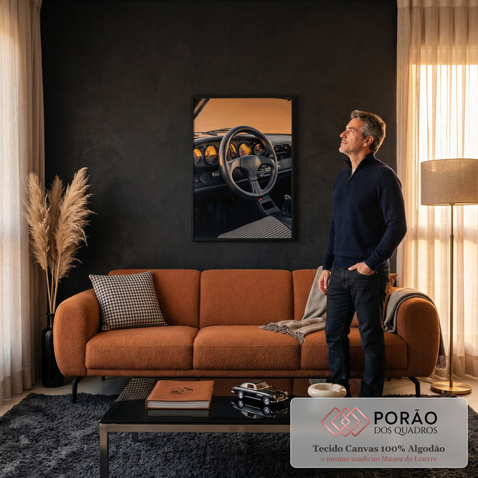 Interior de Porsche clássico com volante de couro preto e painel laranja ao entardecer, quadro decorativo