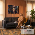 Rosto de mulher de olhos verdes fundido a prédios noturnos dourados, em pintura texturizada, quadro decorativo