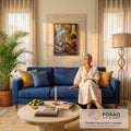 Quadro Decorativo Grande Madre Teresa para Sala Azul | quadros decorativos para sala de estar | Madre Teresa de joelhos segurando as mãos de uma mulher idosa numa rua colorida da Índia | em ambiente 3 | Porao dos Quadros