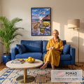 Gato ruivo em poltrona de vime num terraço de azulejos azuis com vista para Positano, quadro decorativo