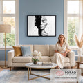 Rosto de mulher de olhos fechados em pinceladas preto e branco, metade em sombra, quadro decorativo